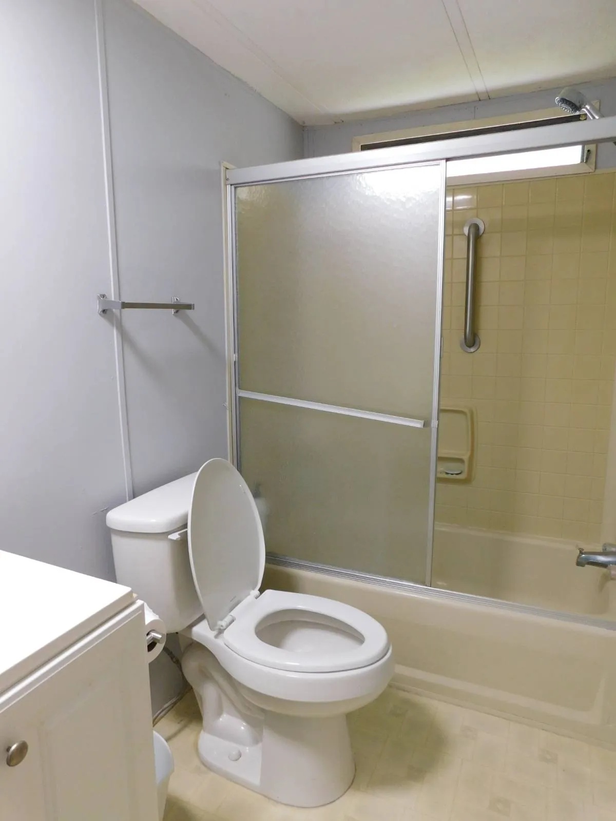 22 Commodore Manufactured Home (9) lawn maintenance included, senior mobile home communities near tampa, single wide homes, Commodore Manufactured Home, The Res