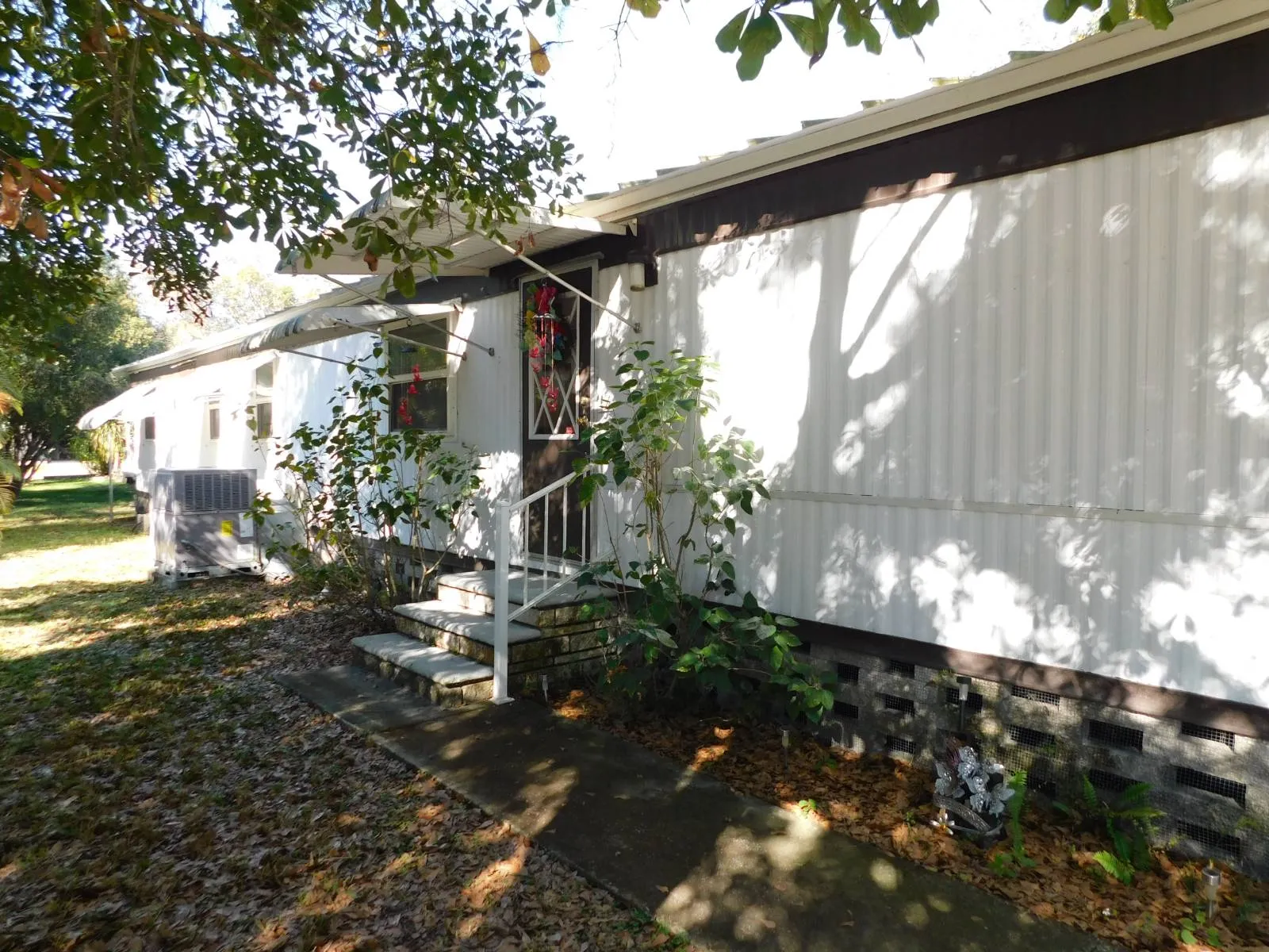 22 Fleetwood Manufactured Home (27) street lighting, resident activities, Fleetwood Manufactured Home, 55+ communities dade city fl, the reserve at grand valley