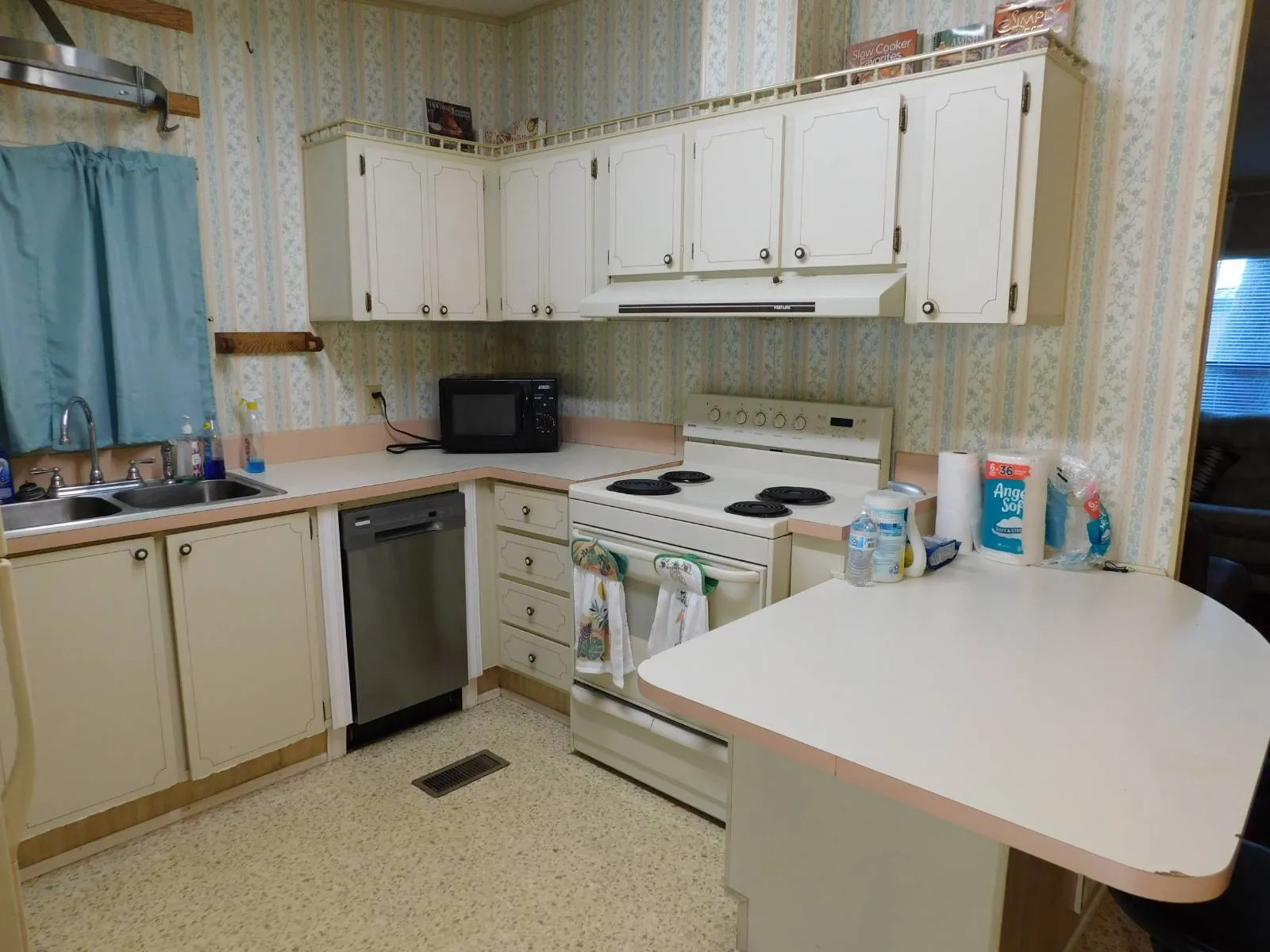 22.5 Redman II Manufactured Home (24) street lighting, fleetwood mobile homes zephyrhills, Redman II Manufactured Home, horseshoe pits, retirement communities, red